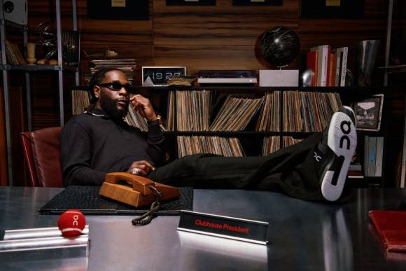 Burna Boy ist der erfolgreichste afrikanische Künstler weltweit und arbeitet seit Beginn des Monats mit On zusammen. 