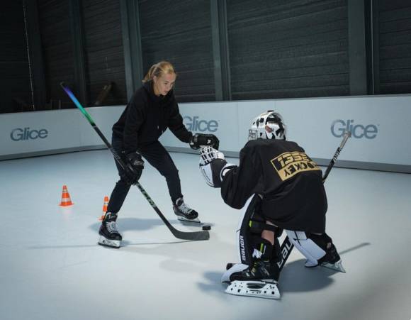 Das entwickelte Kunsteis hat in Tests auch den Ansprüchen von EisläuferInnen und EishockeyspielerInnen entsprochen.  