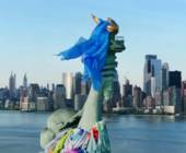 Veju führt eine spektakuläre Aktion mit Augmented Reality in New York durch, um auf das Problem textiler Abfälle aufmerksam zu machen, unter anderem am Empire State Building.