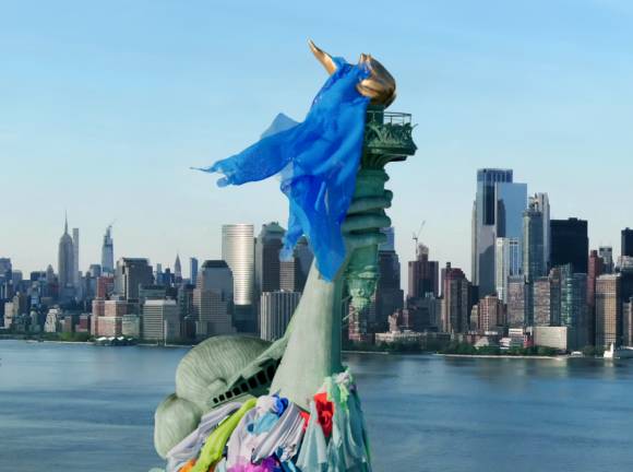 Veju führt eine spektakuläre Aktion mit Augmented Reality in New York durch, um auf das Problem textiler Abfälle aufmerksam zu machen, unter anderem am Empire State Building. 