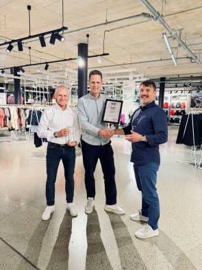 (v. l.) Die Geschäftsführer Rainer Angstl und Konstantin Rentrop nehen den SAZsport Award für das sporthaus Schuster von Chefredakteur Stefan Brunner entgegen.