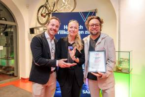 (v. l.) Die Geschäftsführer Rainer Angstl und Konstantin Rentrop nehmen den SAZsport Award als Händler des Jahres für das Sporthaus Schuster von Chefredakteur Stefan Brunner entgegen.