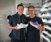 Enno von Seht, Head of Marketing Asics, und Frank Thaleiser, Geschäftsführer Marathon Hamburg Veranstaltungs GmbH, freuen sich über die Fortsetzung der Kooperation.