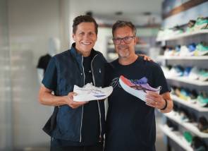 Enno von Seht, Head of Marketing Asics, und Frank Thaleiser, Geschäftsführer Marathon Hamburg Veranstaltungs GmbH, freuen sich über die Fortsetzung der Kooperation. 