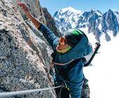 Der Film „A giant heart“ erzählt von den Kletterern Arthur Poindefert, Killian Moni und Mathis Garayt, die im Mont-Blanc-Massiv eine kühne neue Route an der Nordwestwand des Dent du Géant wagen.
