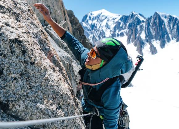 Der Film „A giant heart“ erzählt von den Kletterern Arthur Poindefert, Killian Moni und Mathis Garayt, die im Mont-Blanc-Massiv eine kühne neue Route an der Nordwestwand des Dent du Géant wagen. 