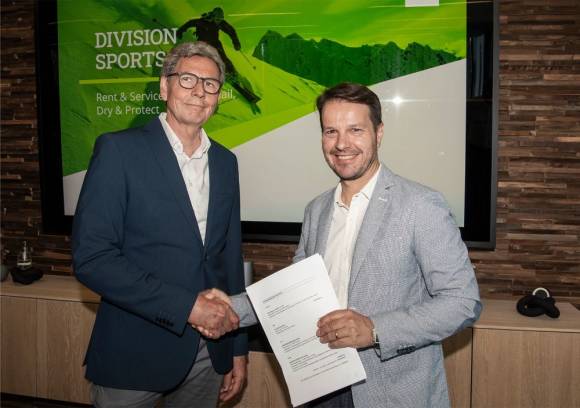 Christian Thaler, Geschäftsführer von Wintersteiger, und Andreas Rauh, bisheriger Eigentümer von Sports Rental, beim offiziellen Abschluss der Übernahme. 