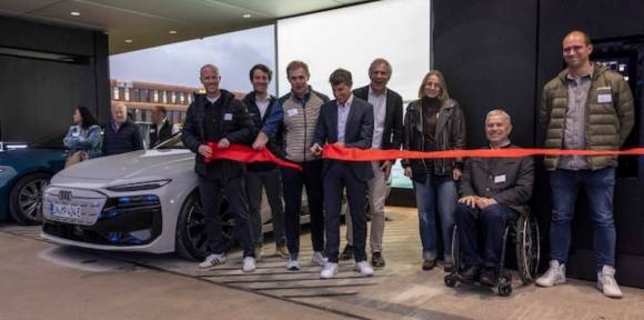Sebastian Schaller, Geschäftsführer Oberalp Deutschland (3. v. l.), und Hubert Link (4. v. l.), Director Audi Charging Hub, schneiden das rote Band durch, um die neue Schnellladestation offiziell zu eröffnen. 