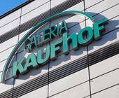 Galeria Kaufhof gehörte seit 2019 zur Signa Holding, fusionierte unter deren Dach mit Karstadt zu Galeria Karstadt Kaufhof.  Seit 2020 meldete das Unternehmen drei Mal Insolvenz an, zuletzt Anfang 2024 unmittelbar nach der Signa-Pleite. 