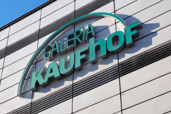 Galeria Kaufhof gehörte seit 2019 zur Signa Holding, fusionierte unter deren Dach mit Karstadt zu Galeria Karstadt Kaufhof.  Seit 2020 meldete das Unternehmen drei Mal Insolvenz an, zuletzt Anfang 2024 unmittelbar nach der Signa-Pleite.  