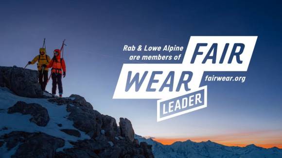 Der britische Inhaber der Marken Rab und Lowe Alpine, Equip, überzeugt auch 2025 im Fair Wear Brand Performance Check. 