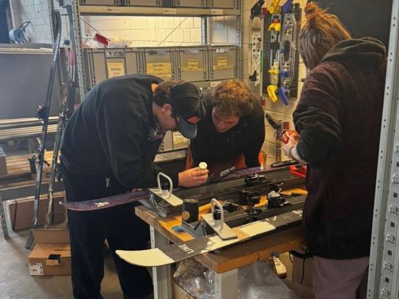 Das Team von Blue Tomato hat den Grund- und Prüfungskurs SportmonteurIn für Skibindungen der VSSÖ Akademie erfolgreich abgeschlossen – in einer kompakten 3-Tages-Inhouse-Schulung direkt im eigenen Haus.  
