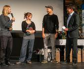 (v. l.) Festivalleiter Tom Dauer und Lowa-Marketingleiter Ulf Michels übergeben den Preis an Hanna Schneider und Paul Schweller.