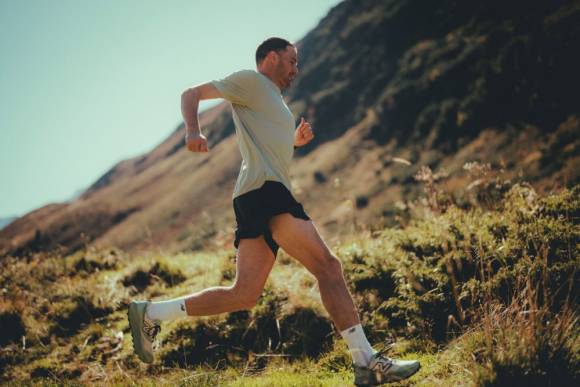 Dario Cologna, vierfacher Olympiasieger und ehemalige Skilanglauf-Ikone, hat nach seinem Rücktritt 2022 den Fokus auf Marathon- und Lauftraining gelegt.