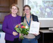 Sabine Porschmann, Parlamentarische Staatssekretärin bei der Bundesministerin für Wohnen, Stadtentwicklung und Bauwesen, übereicht Kerstin Mommsen, Vaude Unternehmenskommunikation, den Bundespreis. Sabine Porschmann, Parlamentarische Staatssekretärin bei der Bundesministerin für Wohnen, Stadtentwicklung und Bauwesen, übereicht Kerstin Mommsen, Vaude Unternehmenskommunikation, den Bundespreis.