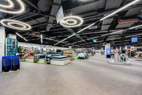 In mehreren Galeria-Warenhäusern entstehen neue Shop-in-Shop-Flächen, die das Sportangebot von Decathlon in die Innenstädte bringen sollen. 
