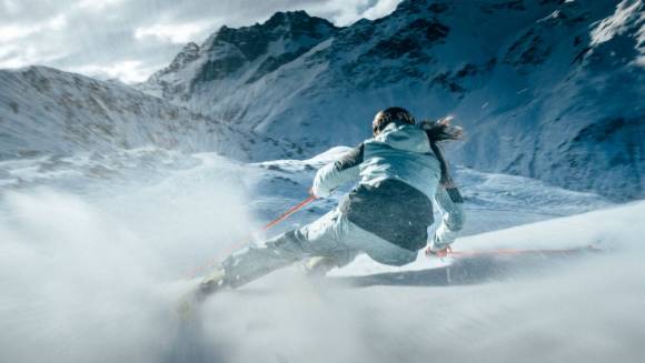 Mit Felix Neureuther und Tom Hegen rückt Schöffel in seiner Winterkampagne den Skisport als achtsames Naturerlebnis in den Mittelpunkt. 