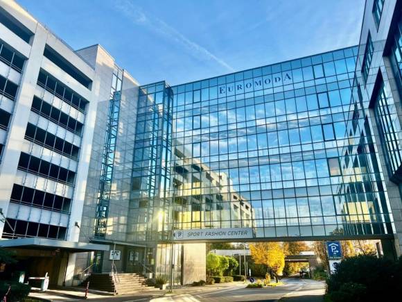 Auf fünf Etagen mit mehr als 10.000 Quadratmetern Bruttofläche präsentieren die Marken im EUROMODA in Neuss ihre Produkte.   