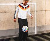 Der DFB-Stürmer Nick Woltemade präsentiert das neue Trikot Der Nationalelf für die Wetlmeitsterschaften 2026.