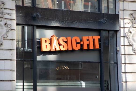 Dank der Übernahme von clever fit weitet die niederländische Fitnesskette Basic-Fit die Zahl ihrer Studios in Europa auf über 2.000 aus. 