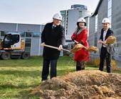 Am Spatenstich nahmen Vorstandsvorsitzender Rainer Berthan, Technik-Vorständin Katharina Dietrich und Logistikleiter Julian Musiol teil.