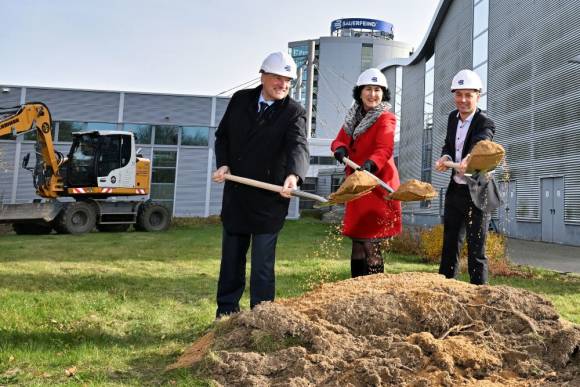 Am Spatenstich nahmen Vorstandsvorsitzender Rainer Berthan, Technik-Vorständin Katharina Dietrich und Logistikleiter Julian Musiol teil. 