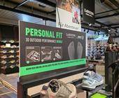 An den „Fit Stations“ von Lowa können Händler auch Schuhmodelle und Sockensets präsentieren. 