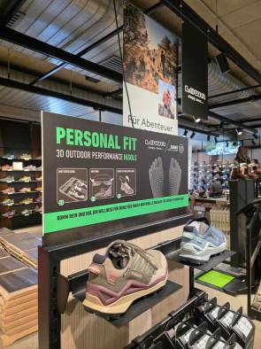 An den „Fit Stations“ von Lowa können Händler auch Schuhmodelle und Sockensets präsentieren.  