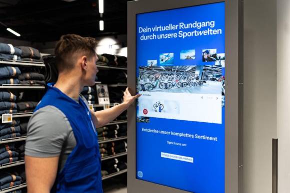 Decathlons City-Stores verbinden ein kompaktes Sortiment mit digital gestützten Einkaufsmöglichkeiten. 
