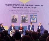 Carsten Schürg (l.) aus dem ISPO-Team und Philipp Hoog (r.) von der BBE Handelsberatung leiteten ein prominent besetztes Panel zum Sporthandel: (v. l.) Alexander von Preen (Intersport), Margit Gosau (Sport 2000) und Arnaud Sauret (Decathlon Deutschland).