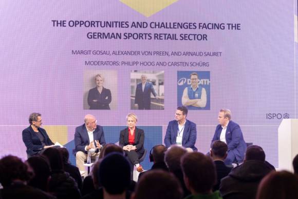 Carsten Schürg (l.) aus dem ISPO-Team und Philipp Hoog (r.) von der BBE Handelsberatung leiteten ein prominent besetztes Panel zum Sporthandel: (v. l.) Alexander von Preen (Intersport), Margit Gosau (Sport 2000) und Arnaud Sauret (Decathlon Deutschland). 