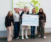 Das Team von Ledlenser überreicht dem Hospiz Burgholz eine Spende aus den Einnahmen des ersten Werksverkaufs.