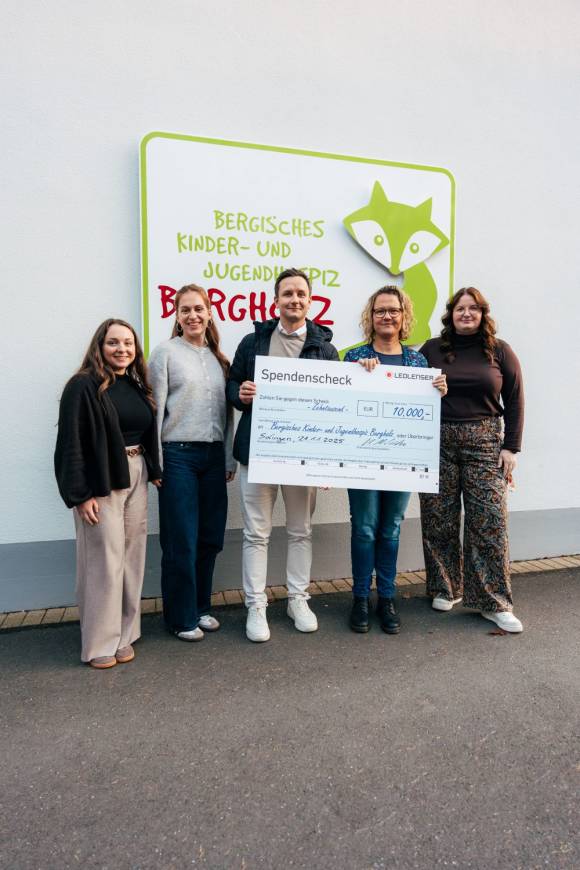 Das Team von Ledlenser überreicht dem Hospiz Burgholz eine Spende aus den Einnahmen des ersten Werksverkaufs. 