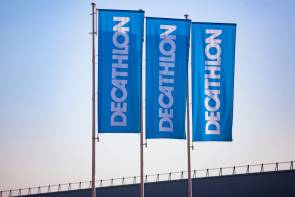 Die IPC-Delegation wird in Mailand/Cortina 2026 mit Kleidung von Decathlon ausgestattet. 