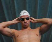 Der neue Speedo-Markenbotschafter Léon Marchand ist vierfacher Olympiasieger und siebenfacher Weltmeister und hält zudem seit 2023 den Weltrekord über 400 Meter Lagen.