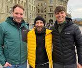 Vaude-Marketingleiter Manfred Meindl (M) mit den Schweiz-Außendienstmitarbeitern Samuel Roth (l) und Julian Gautschi. 