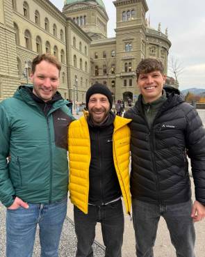 Vaude-Marketingleiter Manfred Meindl (M) mit den Schweiz-Außendienstmitarbeitern Samuel Roth (l) und Julian Gautschi.  