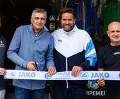 Shop-Inhaber Jean-Luc Ligot (2.v.l.) eröffnet gemeinsam mit den Jako-Vertretern (v.l.) Florian Bretschneider, Tim Verreth und Jauffret Collin den neuen Teamshop89-Showroom bei Ligot Sport im belgischen Aywaille.