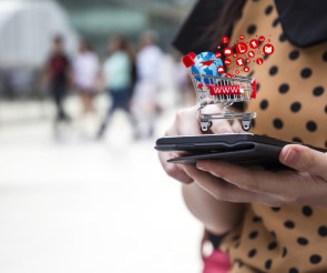 Frau mit Smartphone in der Hand 